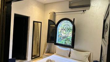 Ylelliset vuodevaatteet, minibaari, tallelokero huoneessa