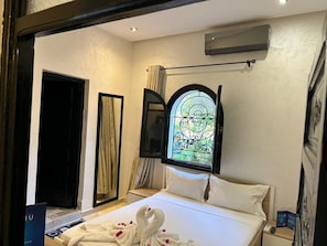 Sengetøy av topp kvalitet, minibar og safe på rommet