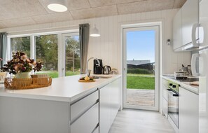 Kjøleskap, kokeplater, oppvaskmaskin og kaffetrakter/tekoker