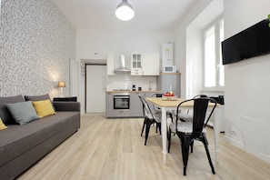 Full-size fridge, microwave, oven, stovetop