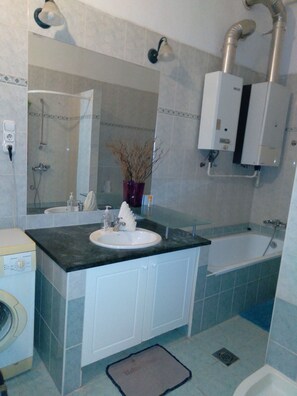 Classic Apartment | Bathroom - Elena Suite (Budapest)