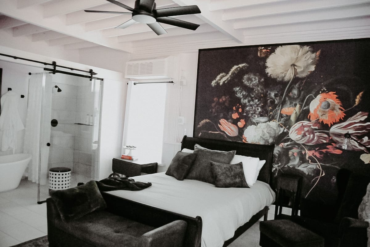 Elite Studio, 1 Queen Bed | Individually decorated, individually furnished, desk, iron/ironing board