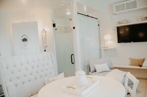 Classic Studio | Individually decorated, individually furnished, desk, iron/ironing board - Inn Santa Clara (Santa Clara)