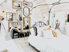 Decoración personalizada, muebles diferentes y escritorio 