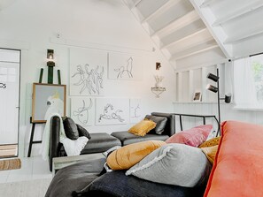 إستديو ديلوكس - عدة أسرّة | بديكورات فريدة لكل غرفة وطراز فريد لكل وحدة ومكتب ومكواة/لوح كي