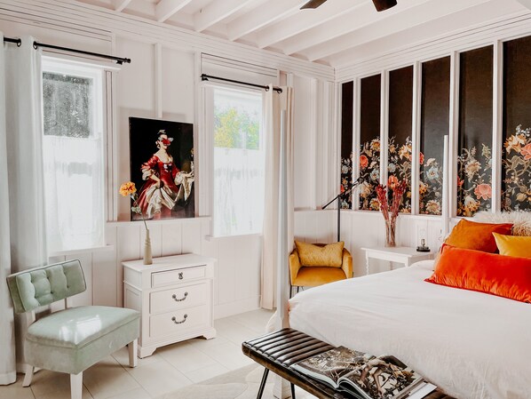 شقة إستديو بتصميم مميز - سرير كبير | بديكورات فريدة لكل غرفة وطراز فريد لكل وحدة ومكتب ومكواة/لوح كي