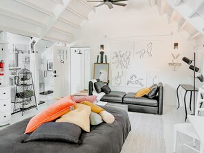 إستديو ديلوكس - عدة أسرّة | بديكورات فريدة لكل غرفة وطراز فريد لكل وحدة ومكتب ومكواة/لوح كي