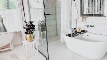 Design Studio, 1 Queen Bed | Bathroom | Hair dryer, bathrobes, towels, soap