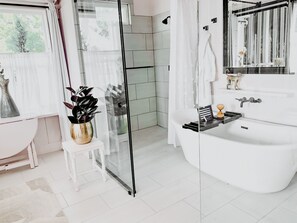 Design Studio, 1 Queen Bed | Bathroom | Hair dryer, bathrobes, towels, soap