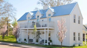 المنشأة من الخارج