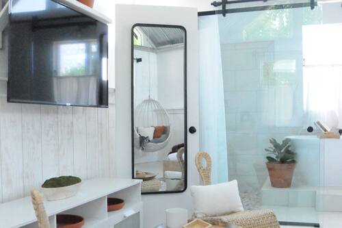 Deluxe Studio, 1 King Bed | Individually decorated, individually furnished, desk, iron/ironing board