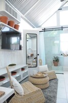 华丽开间, 1 张特大床 | 特色装修、特色家居、办公桌、熨斗/熨板