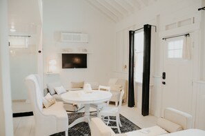 شقة إستديو كلاسيكية | بديكورات فريدة لكل غرفة وطراز فريد لكل وحدة ومكتب ومكواة/لوح كي