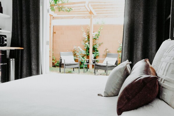 إستديو ديلوكس - سرير ملكي | بديكورات فريدة لكل غرفة وطراز فريد لكل وحدة ومكتب ومكواة/لوح كي