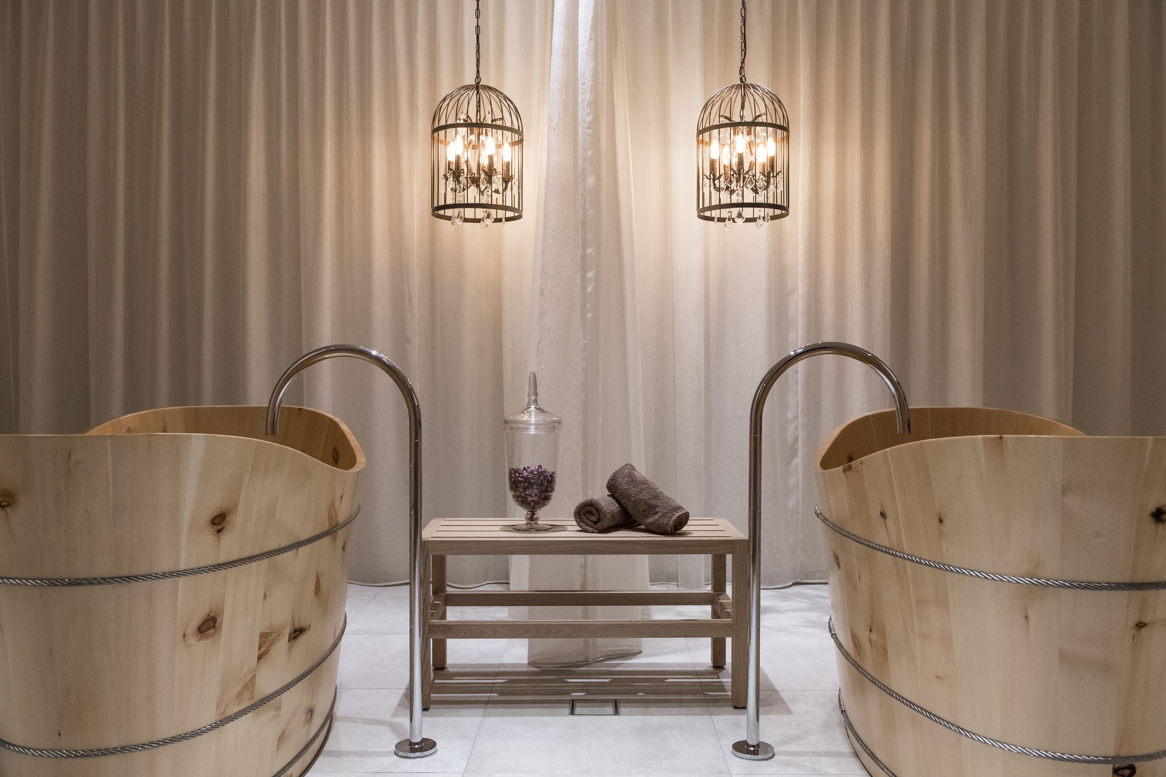 Parihoitohuone(ita), sauna, höyrysauna, vartalohoitoja