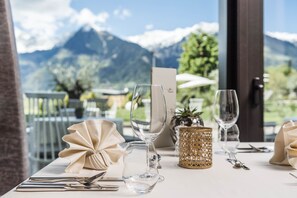 2 restaurantes; se sirven desayunos, almuerzos y cenas