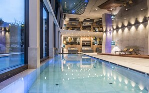 2 binnenzwembaden, 2 buitenzwembaden en parasols bij het zwembad