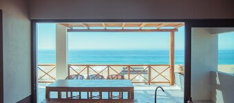 ROOM 4- Spacious Ocean Front Condo for 4 People