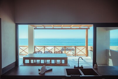 ROOM 4- Spacious Ocean Front Condo for 4 People