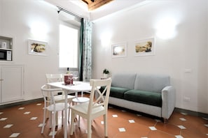 Apartment | Eigene Küche | Kühlschrank, Mikrowelle, Ofen, Herdplatte