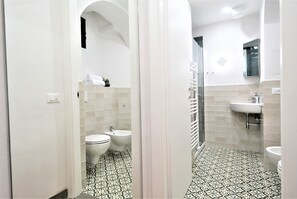 Departamento | Baño | Regadera, regadera tipo lluvia, secadora de cabello, bidet 