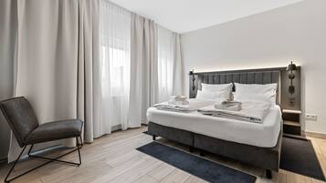 Standard-huoneisto | 2 makuuhuonetta, ylelliset vuodevaatteet, työpöytä, pimennysverhot