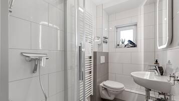 Deluxe-huoneisto | Kylpyhuone | Hiustenkuivaaja, pyyhkeet, saippua, sampoo