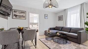 Deluxe-Apartment | Wohnbereich | 50-Zoll-Smart-TV mit Digitalempfang