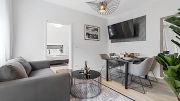 Standard-Apartment | Wohnbereich | 50-Zoll-Smart-TV mit Digitalempfang