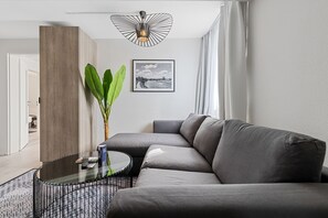 Comfort Apartment | Living area | 50-inch Smart TV with digital channels - BRIGHT Herzogenaurach Zentrum (Herzogenaurach)