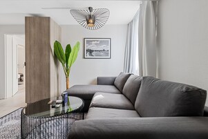 Apartamento Confort | Zona de estar | Smart TV de 50 pulgadas con canales digitales