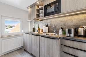 Comfort Apartment | Private kitchen | Fridge, microwave, oven, stovetop - BRIGHT Herzogenaurach Zentrum (Herzogenaurach)