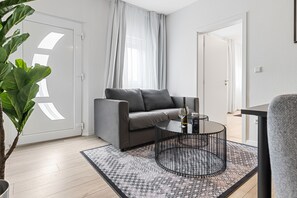 Apartamento estándar | Zona de estar | Smart TV de 50 pulgadas con canales digitales