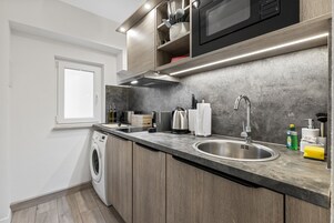 Apartamento estándar | Cocina privada | Frigorífico, microondas, horno y placa de cocina