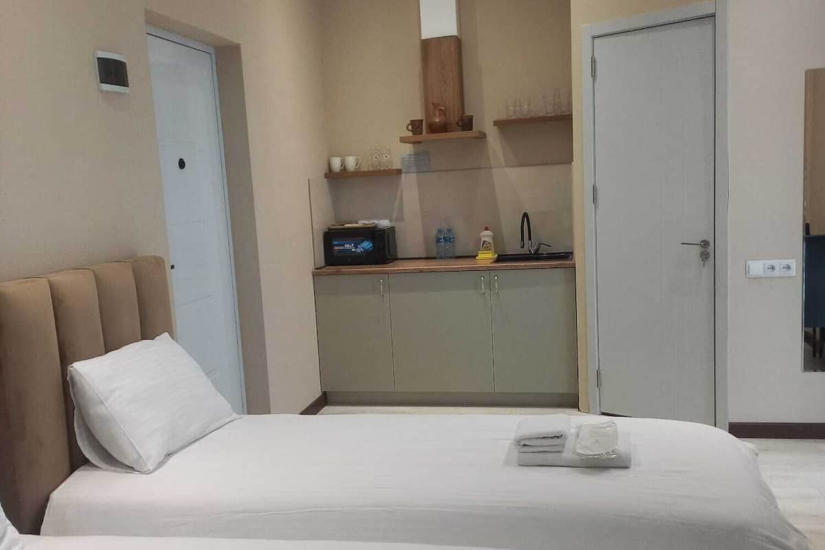 Quarto duplo luxo, 2 camas de solteiro, sacada | Escrivaninha, quartos à prova de som, Wi-Fi de cortesia, roupa de cama