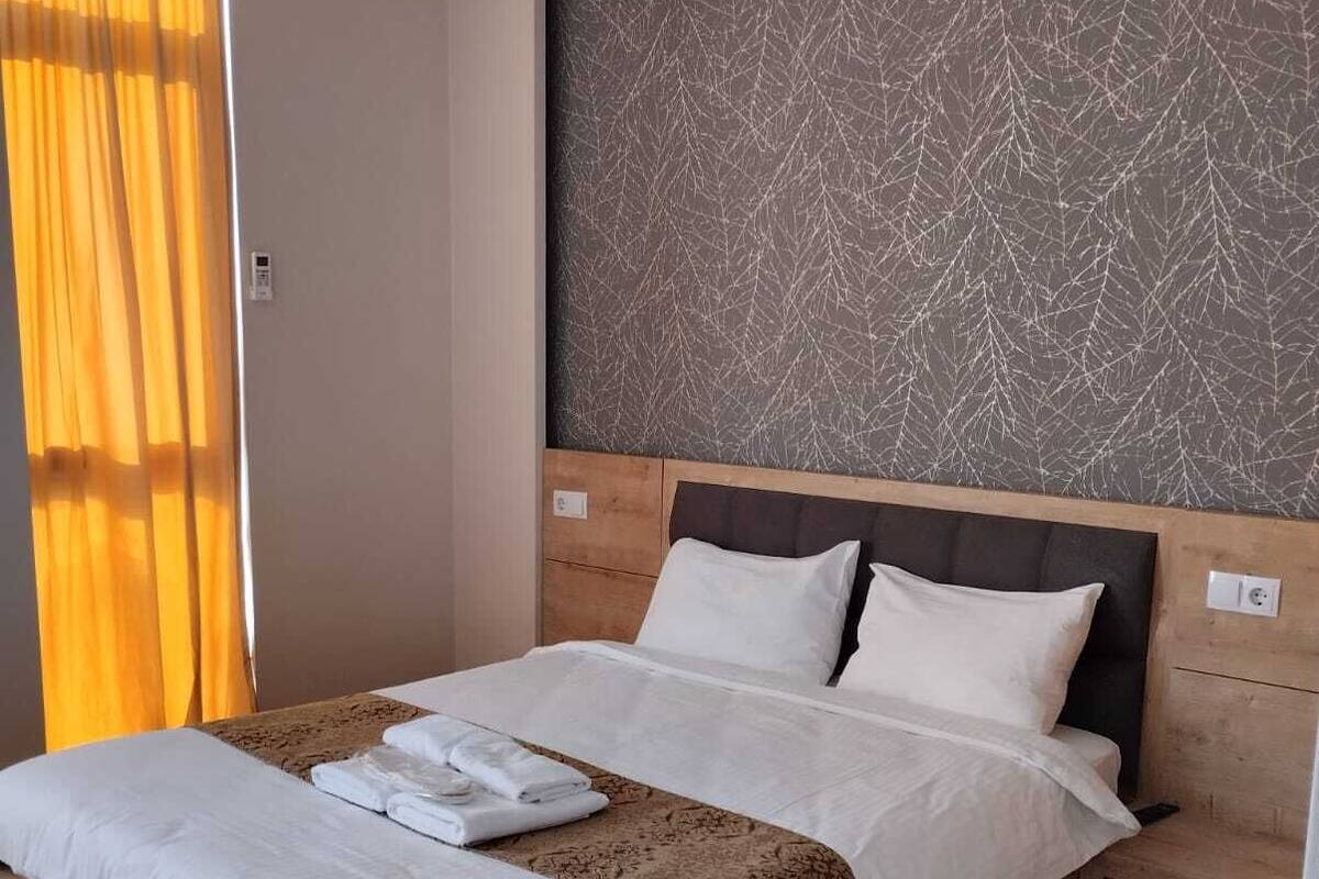 Trippelrum för familj | Skrivbord, ljudisolering, gratis wi-fi och sängkläder