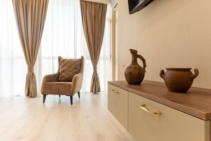 Royal-sviitti, parveke, jokinäköala | Oleskelualue | Taulutelevisio