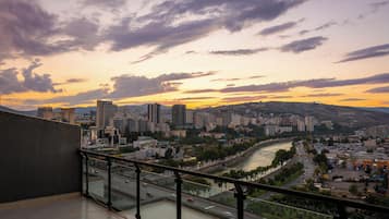 Suite Royal, balcone, vista fiume | Terrazza/patio
