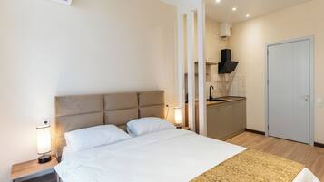 Dobbeltrom – deluxe, 1 queensize-seng, balkong | Skrivebord, lydisolert, wi-fi (inkludert) og sengetøy