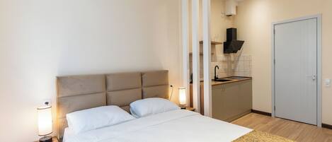 Habitación básica doble, 1 cama Queen size, balcón | Escritorio, insonorización, wifi gratis y ropa de cama