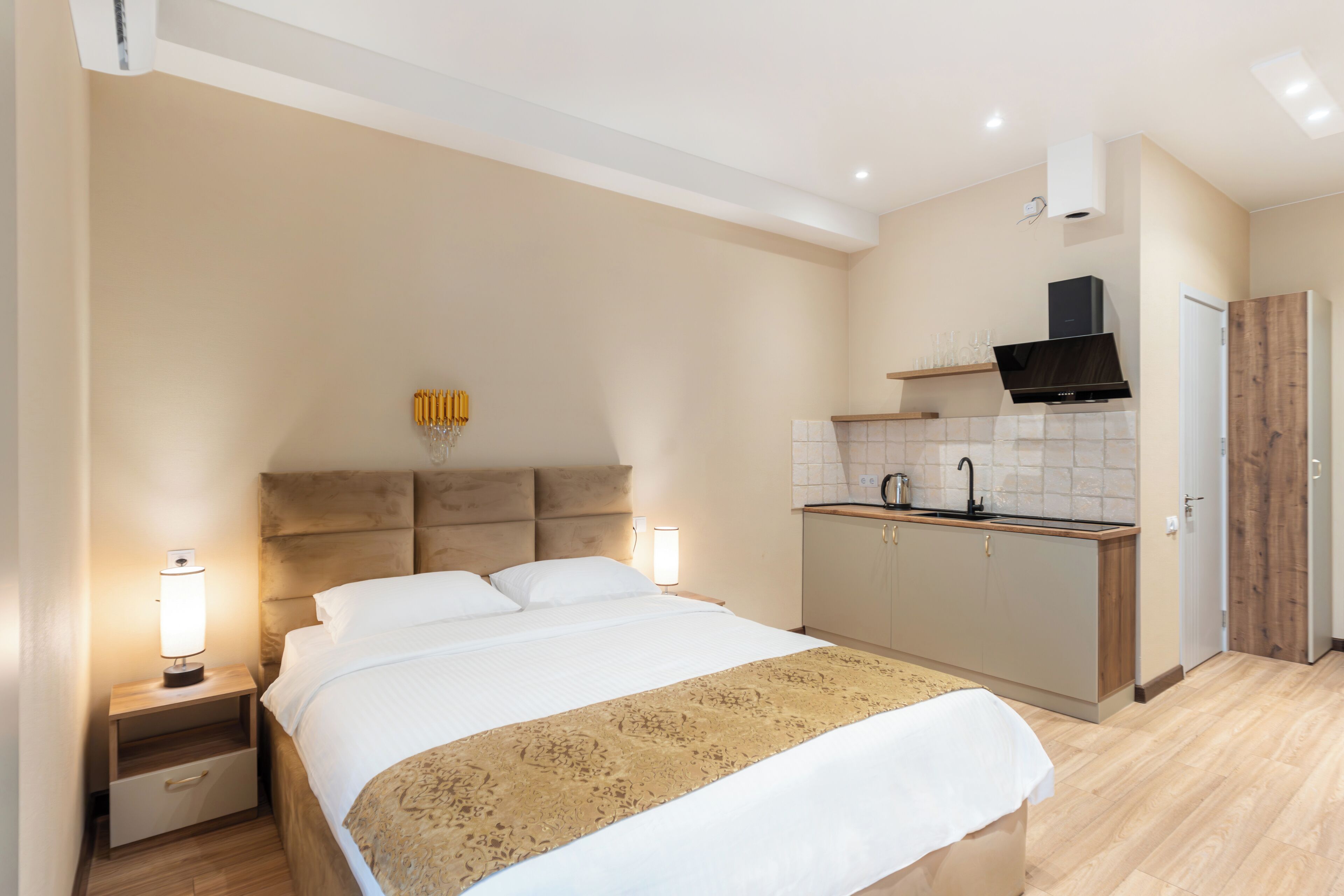 Meja, kalis bunyi, Wi-fi percuma, cadar katil 