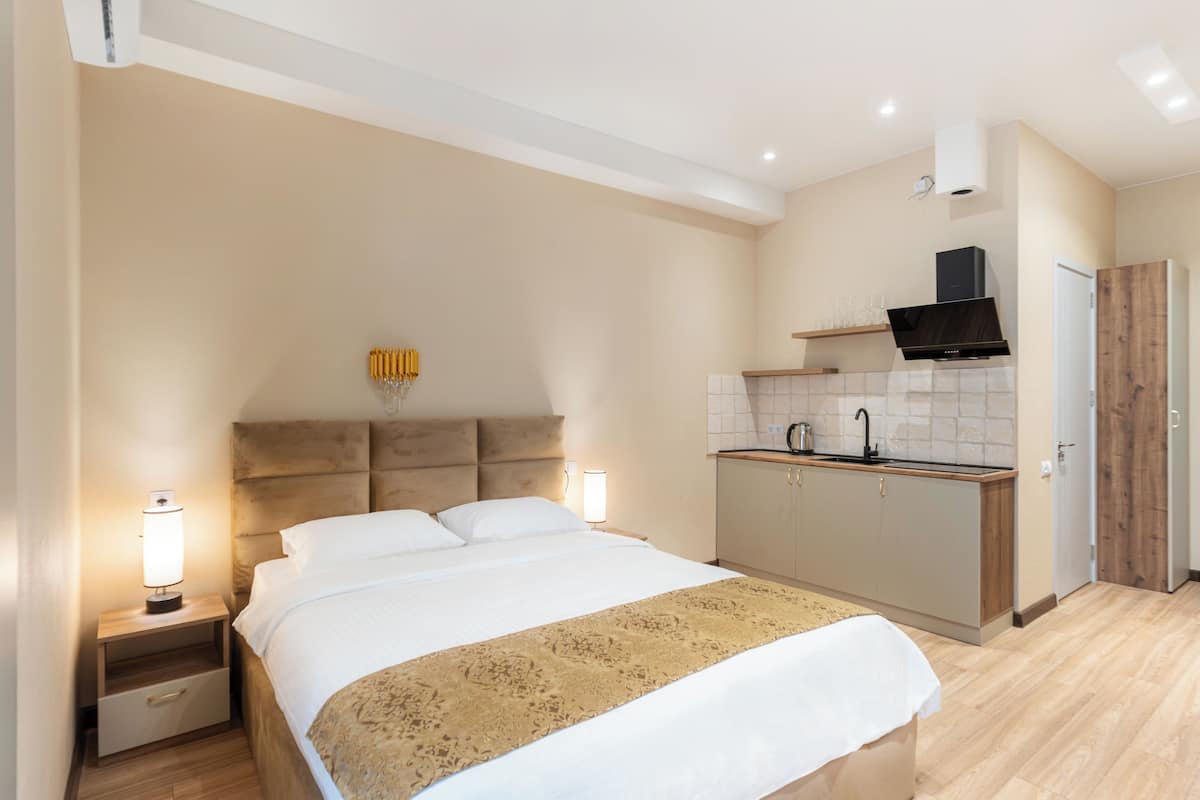 Desk, soundproofing, free WiFi, bed sheets