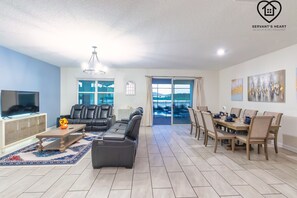 ファミリー ヴィラ | リビングルーム | 55 インチのスマートテレビ (ケーブル放送視聴可)、おもちゃ