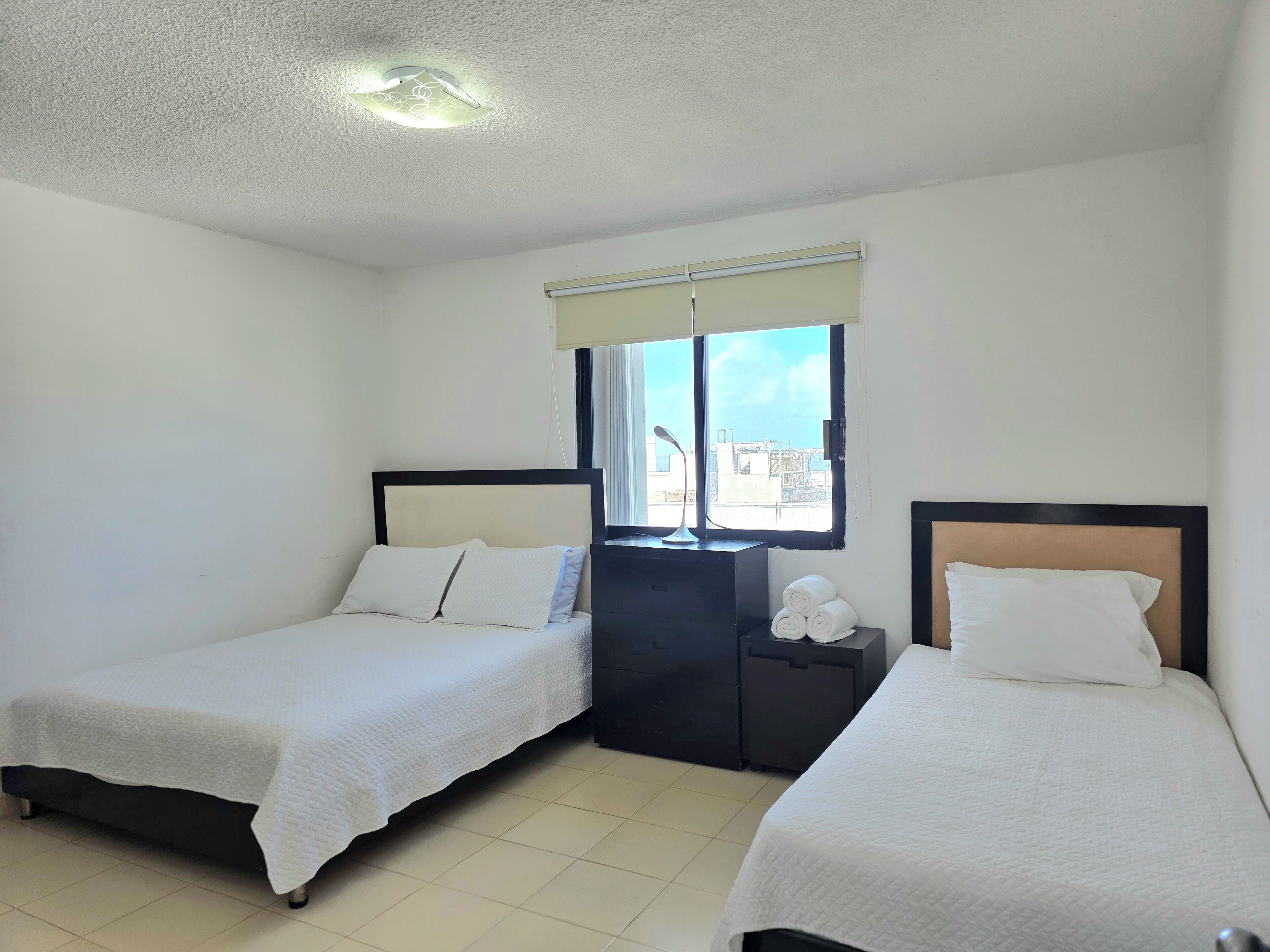 2 habitaciones, caja de seguridad en la habitación y escritorio 