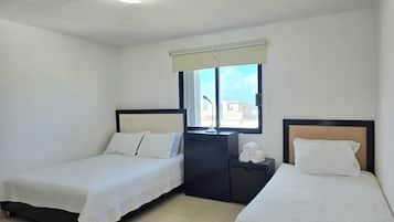 2 habitaciones, caja de seguridad en la habitación y escritorio