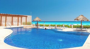 สระว่ายน้ำกลางแจ้ง