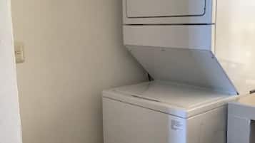 Apartamento familiar | 2 dormitorios, caja fuerte, escritorio y cortinas opacas