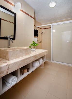 Family Apartment - Oceanfront white sand beach condo  (Cancun)