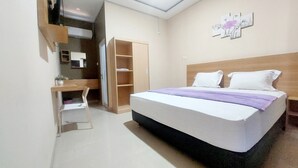 A bedroom with a bed, a desk, and a wardrobe. - Sasando Residence Kupang (Kupang)