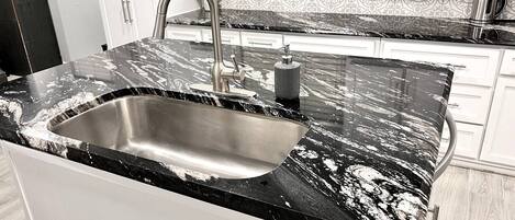 Kühlschrank, Mikrowelle, Herdplatte, Wasserkocher mit Kaffee-/Teezubehör